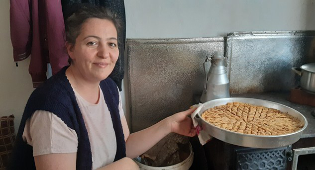 Evlerde bayram baklavası mesaisi