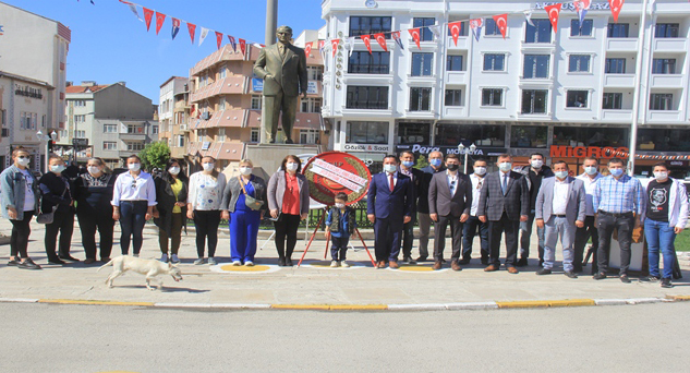 CHP Pınarhisar Atatürk Anıtına çelenk sundu