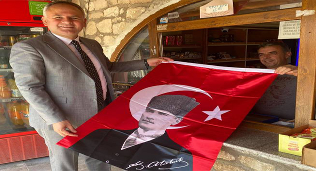 Başkan Türker’den esnafa Türk Bayrağı