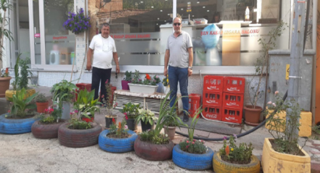 Sokak bir günde çiçek bahçesine döndü