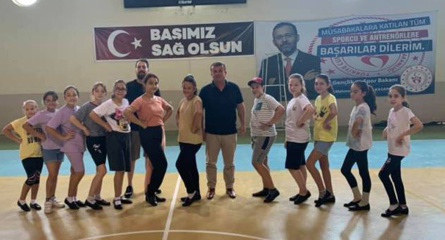 Halk oyunları öğrenen öğrencileri ziyaret etti