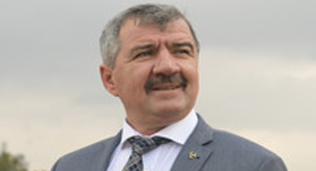 Öğretmenlere ve öğrencilere başarılar diledi