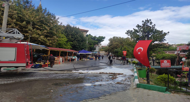 Cadde ve sokaklar, sabunlu suyla yıkandı