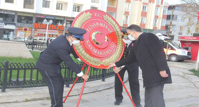 Çelenk sunma töreni düzenlendi