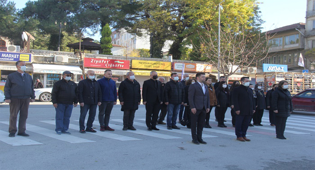 CHP’liler Atatürk Anıtına çelenk sundu