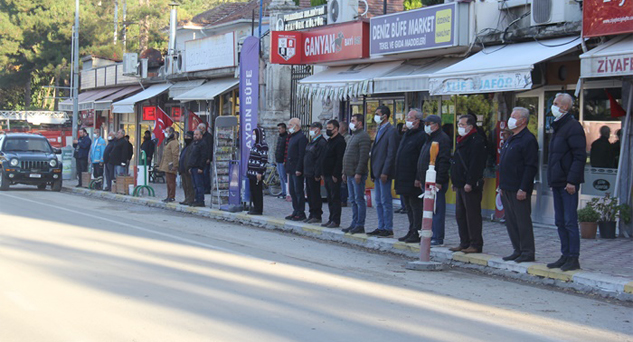 Ataya saygı duruşunda bulundular
