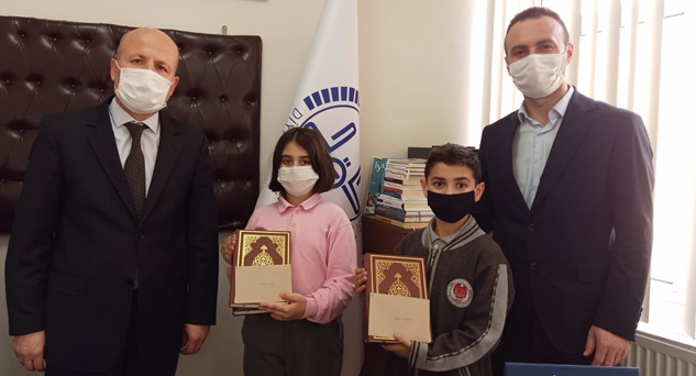 Ödüllerini İlçe Müftüsü Uluçınar verdi