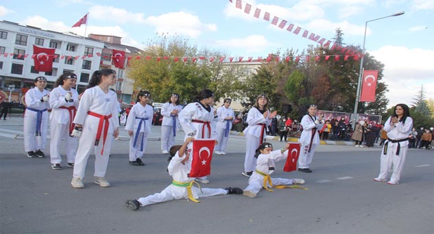 Sporculardan nefes kesen tekvando gösterisi