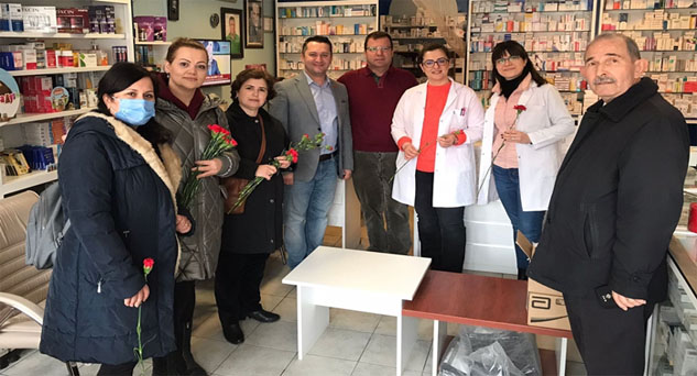 CHP Pınarhisar 8 Mart’ta karanfil dağıttı