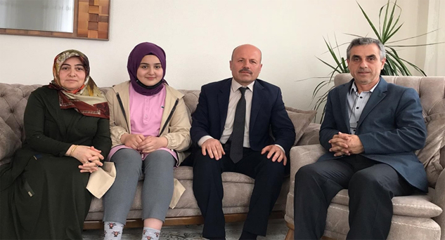 Başarılı öğrenciyi evinde ziyaret etti