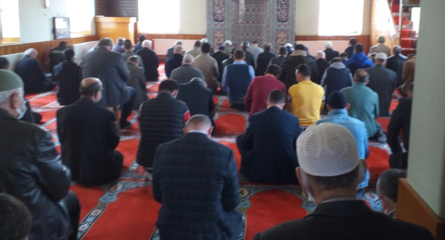 Eller semaya şehit polisler için açıldı