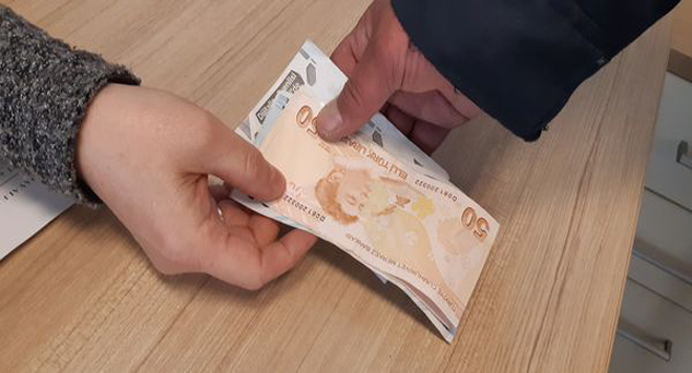 ATM’de unutulan parayı bankaya teslim etti