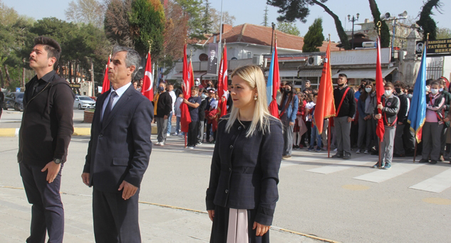 Atatürk Anıtına çelenk sunuldu