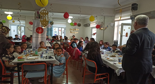İlkokul ve ortaokul öğrencileri iftarda