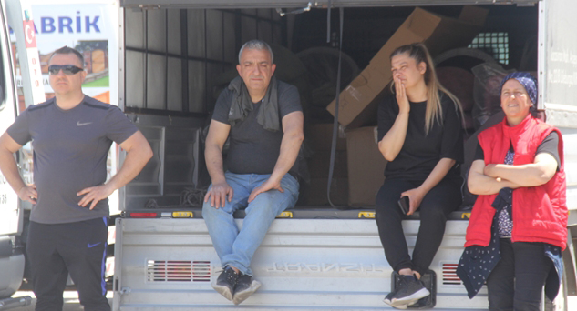 Ekmek teknelerinin yanışını gözyaşları içinde izlediler