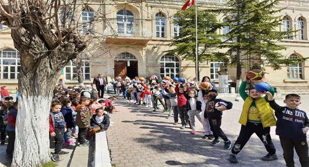 Spor malzemeleri sınıflara dağıtıldı