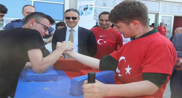 “Gençler, sosyal medyadan sosyal meydana iniyor”