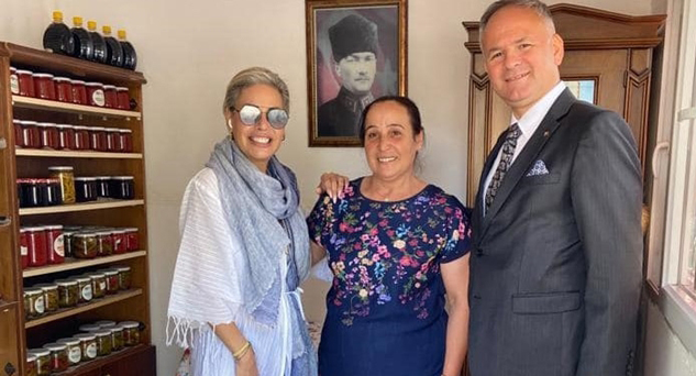 ‘Kadın Eli Yöresel Ürün Satış Yeri’nden alışveriş yaptı