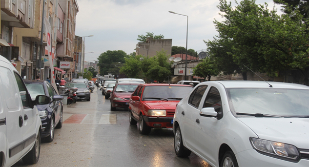 Sağanak yağış etkili oldu, trafik durdu
