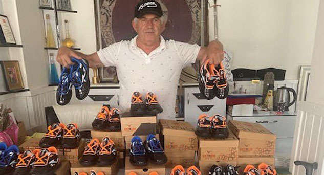 Yem ve su bırak futbol ayakkabısını kap