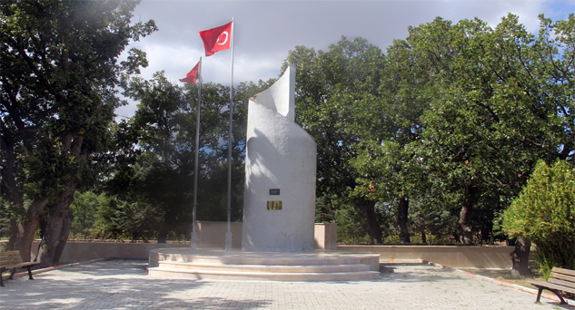 Siz toprağa değil, kalplere gömüldünüz