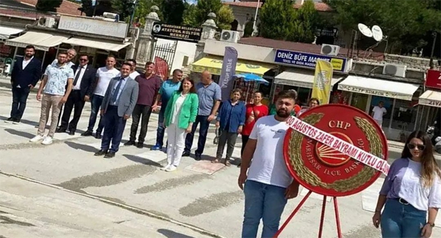 CHP’liler Atatürk Anıtına çelenk sundu