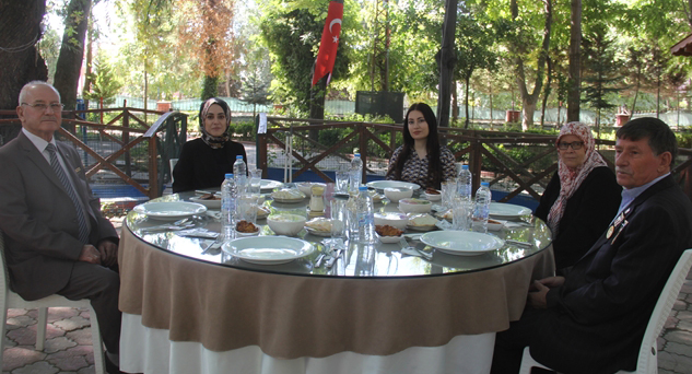 Gaziler ve şehit aileleri onuruna yemek verildi