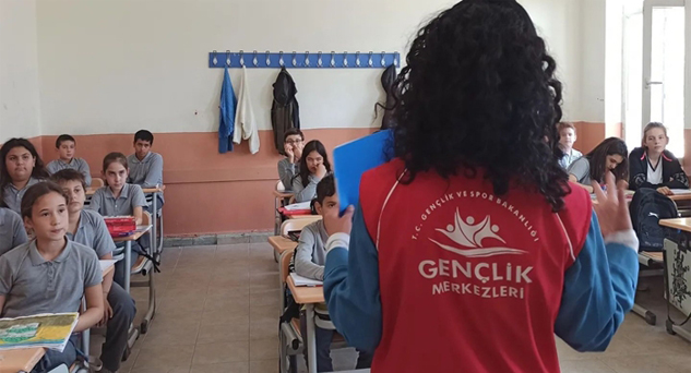 Okullarda Gençlik Merkezini tanıtıyorlar