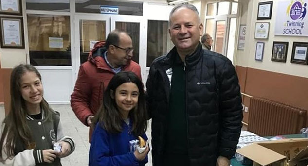 Öğrenci ve öğretmenlere sıcak poğaça ve süt