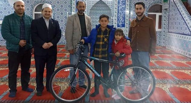 Cami derslerine devam eden çocuklar ödül