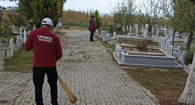 Kaynarca’daki mezarlık bayram ziyaretleri için hazırlanıyor