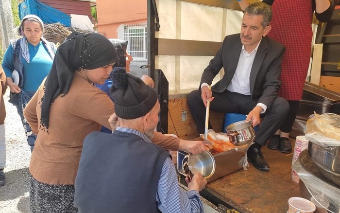 Vali Ekici deprem bölgesinde vatandaşlar ile bayramlaştı