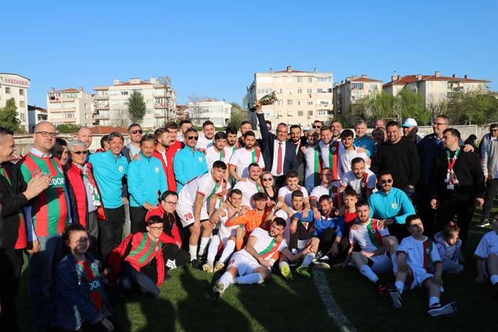 Lüleburgazspor şampiyonluk kupasını erken kaldırdı