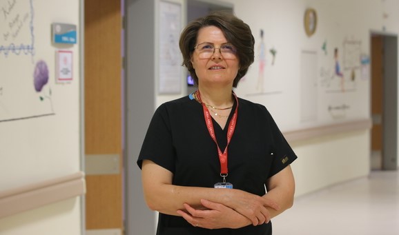 Yılın ebesi 32 yıllık ebe Şaziye Özdil oldu