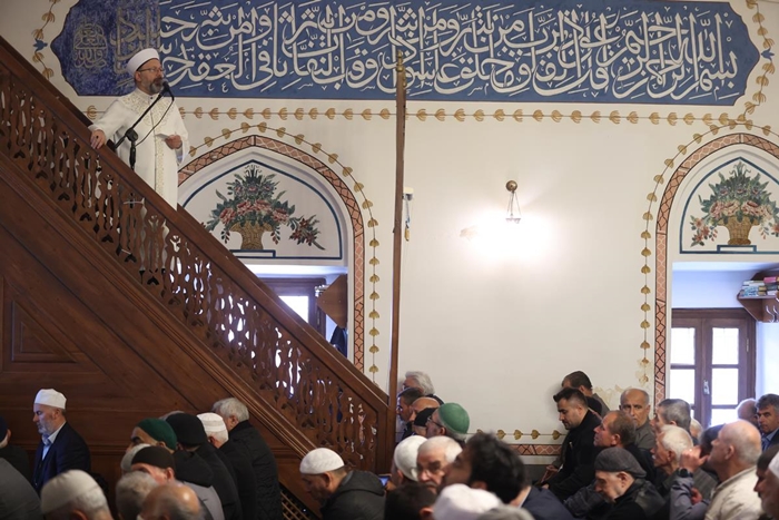 Diyanet İşleri Başkanı Erbaş, Hızırbey Camii'nde hutbe okudu ve Cuma namazını kıldırdı