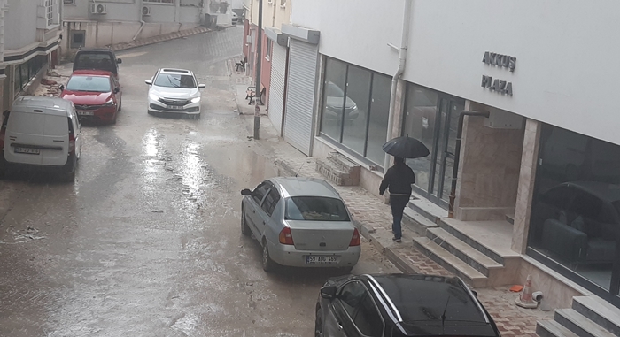 Gök gürültülü sağanak yağış etkili oldu