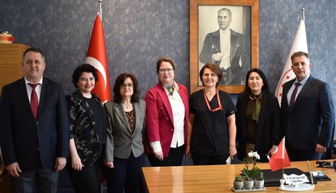 Yılın ebeleri İl sağlık Müdürü Cerit’i ziyaret etti