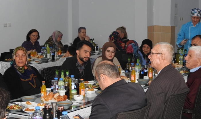 İftarını huzurevi sakinleri ile açtı