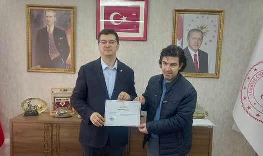 Müdür Aksoy emekli olan personele teşekkür belgesi verdi