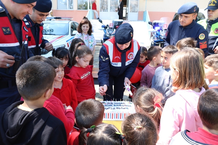 Jandarma öğrencilerle pasta kesti, dergi ile bayrak hediye etti