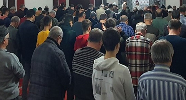 Gençler camilere akın ediyor