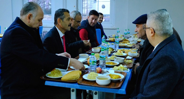 Vali Ekici depremzedeler ile iftar sofrasında