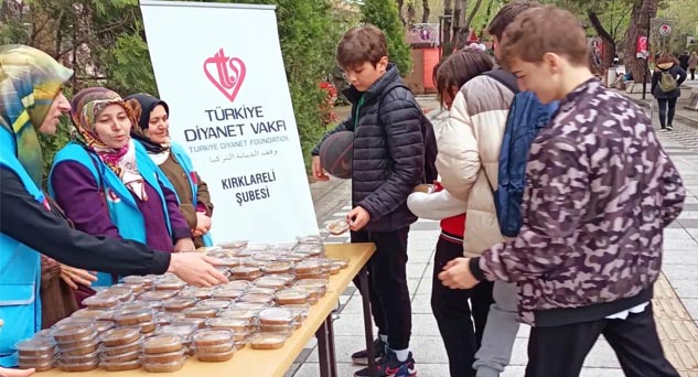 İstasyon Caddesi'nde helva dağıttılar