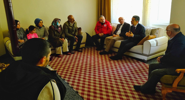 Depremzede vatandaşları ziyaret etti