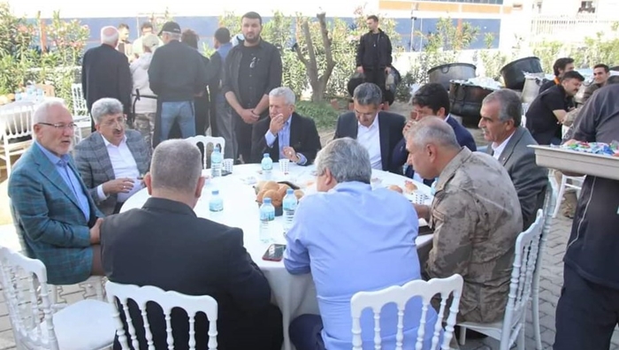 Yemek hizmeti veren gönüllüler ile bir araya geldi