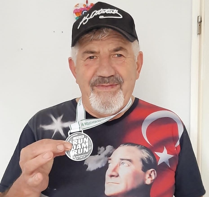 Madalyasını Hatay’daki çocuklara armağan etti