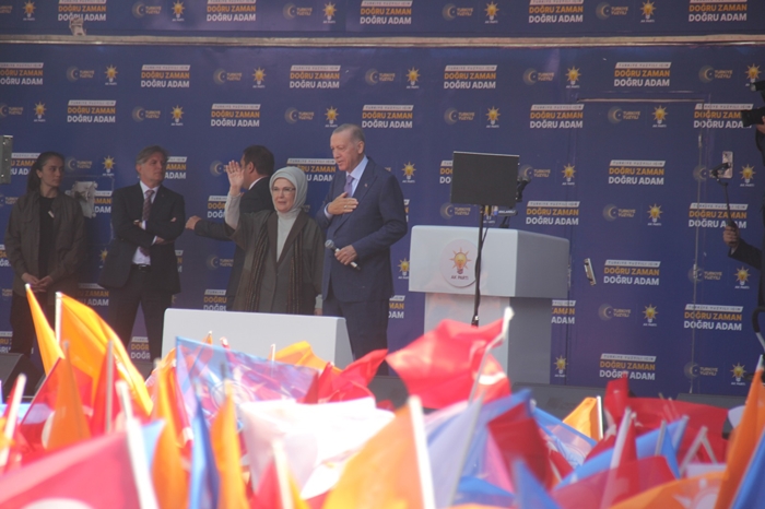 “Dergi kapaklarından millete parmak sallayanların tehditleri sökmez”