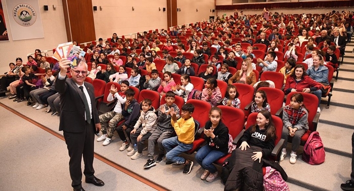 Kitap bağışladılar ücretsiz tiyatro izlediler
