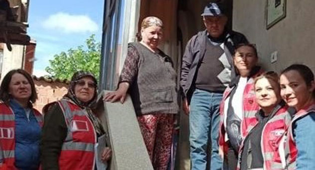 CHP Pınarhisar Kadın Kolları kapı kapı gezip oy istiyor
