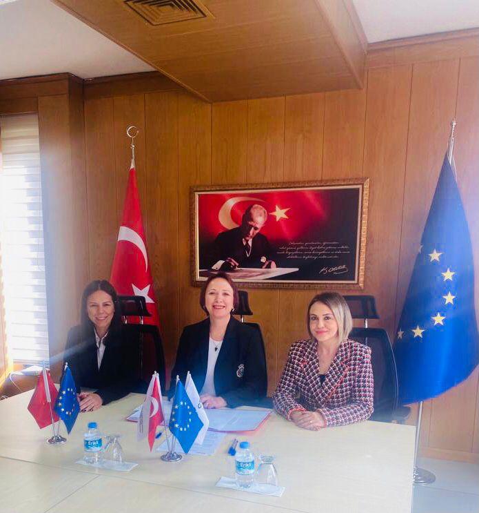 Güncer bu kez imzayı gençler için attı